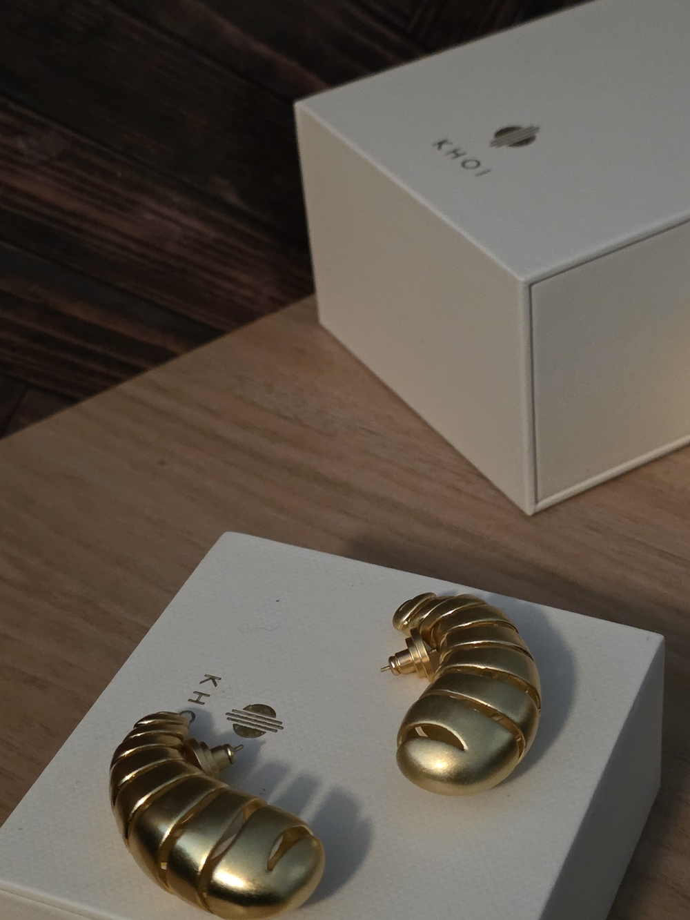 KHÔI Gold Ribbed Crescent Hoop Earrings